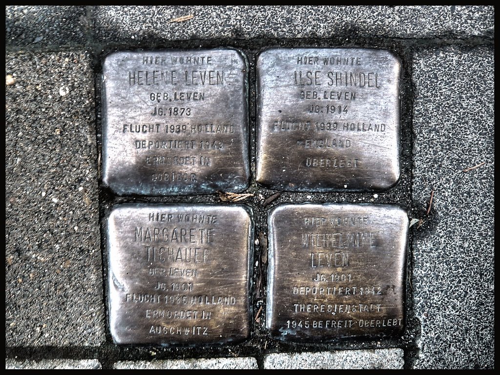 Hier wohnten *Helene Leven, geb. Leven, JG 1873, Flucht 1939 Holland, Deportiert 1942, Ermordet in Sobibor - *Ilse Shindel, geb. Leven, JG 1914, Flucht 1939 Holland, England, überlebt - *Margarete Tichauer, geb. Leven, JG 1901, Flucht 1935 Holland, Ermord