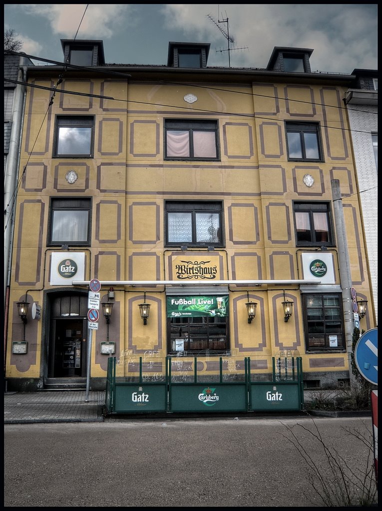 Die ehemalige Mitbewohnerin Trude Hoppe erinnert sich 1997: „Es dauerte nicht lange, bis man ihm einiges aus der Wohnung holte, u.a. einen großen Radioapparat. Auch mußte er [ab 1941] den Judenstern tragen. Von den Mitbewohnern hatte er nichts zu befürcht