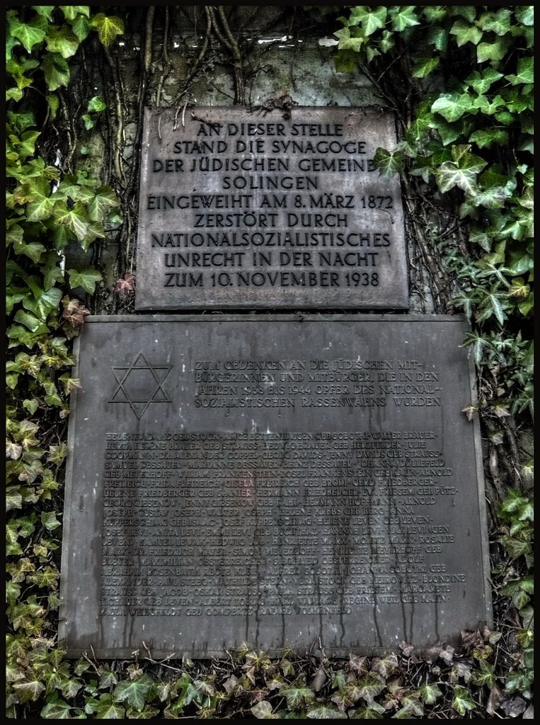 ZUM GEDENKEN AN DIE JÜDISCHEN MITBÜRGERINNEN UND MITBÜRGER; DIE IN DEN JAHREN 1938 BIS 1944 OPFER DES NATIONALSOZIALISTISCHEN RASSENWAHNS WURDEN