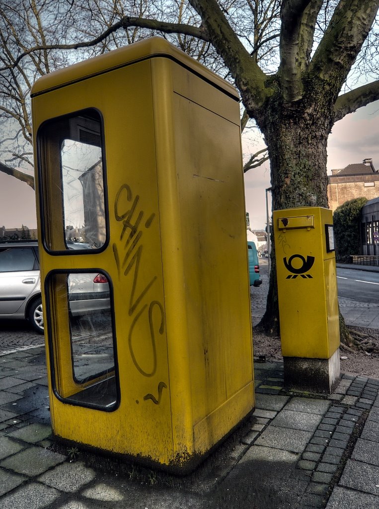 Das große Ding ist eine TELEFONZELLE, das Kleine ein BRIEFKASTEN