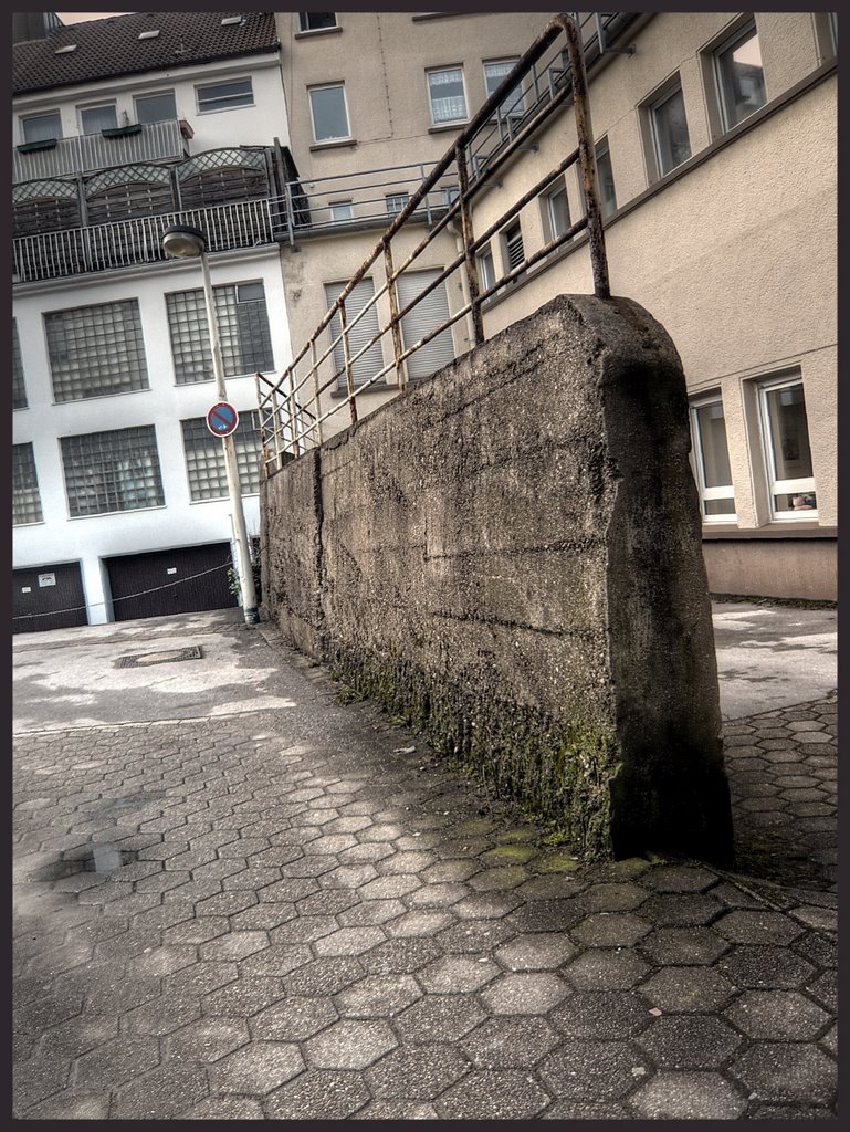 Das Geländer ist besonders wichtig. Stell Dir vor, einer würde über die Mauer fallen...