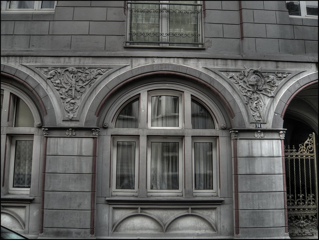 Diese Thermopenfenster waren nicht ganz billig, der optische Eindruck des Hauses ist jedoch erhalten geblieben...