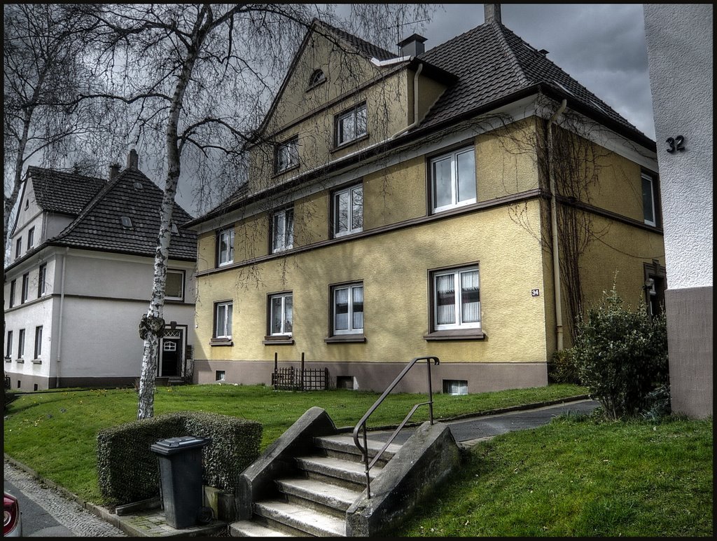 Willi Seng erhält bei den Eheleuten Moll nicht nur Unterkunft. Ernst und Lina Moll erklären sich trotz der großen Gefahren und drohender hoher Strafen bereit, illegales Material zu verbreiten. Das Ehepaar verteilt einige Nummern des „Friedenskämpfers" sow