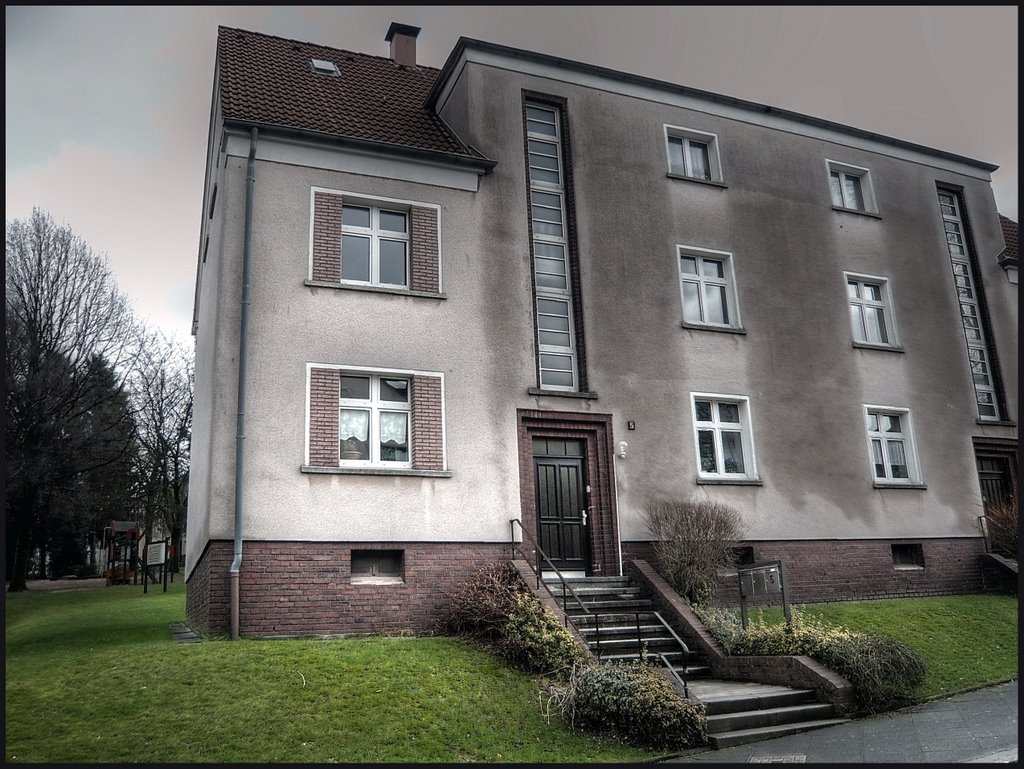Der Maurer Heinrich Schroth ist vor 1933 langjähriger Vorsitzender der Sozialistischen Arbeiterjugend in Ohligs und später in der Sozialistischer Arbeiterpartei Deutschlands (SAP) aktiv. Nach der „Machtergreifung" beteiligt er sich am Widerstand gegen den