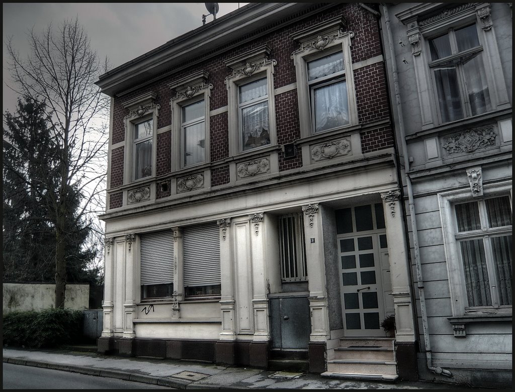 Der Eisendreher und Werbevertreter Erich Hammesfahr gehört den Zeugen Jehovas an. Die von den Nationalsozialisten als „Internationale Bibelforscher Vereinigung" titulierte christliche Glaubensgemeinschaft ist seit dem Sommer 1933 verboten. Ihre Lehre, ins