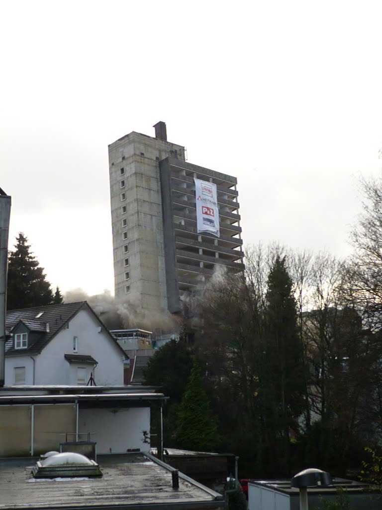 Am 18. Dezember 2011 um 14.19 Uhr bringen etwa 100 kg Sprengstoff das 68 m hohe ehemalige Solinger Turmhotel zum Einsturz. Die Sprengung war ursprünglich für 13.00 Uhr geplant, musste aber aufgrund von Schwierigkeiten bei der Evakuierung und Problemen mit