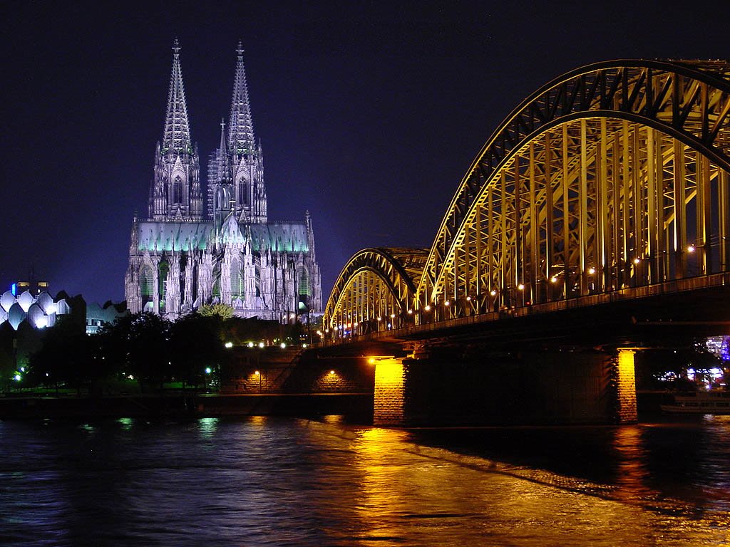 Cologne-Köln - Dom im Hintergrund der Hohenzollernbrücke bei Nacht (by night)