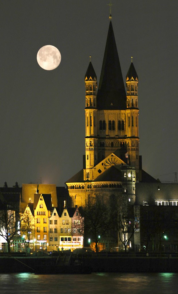 Moon over Cologne-Honorable Mention-Mai 2009