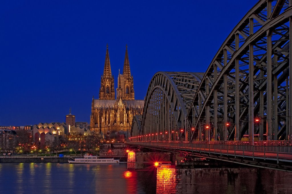 Die Hohenzollernbrücke und der Kölner Dom bei Sonnenaufgang.