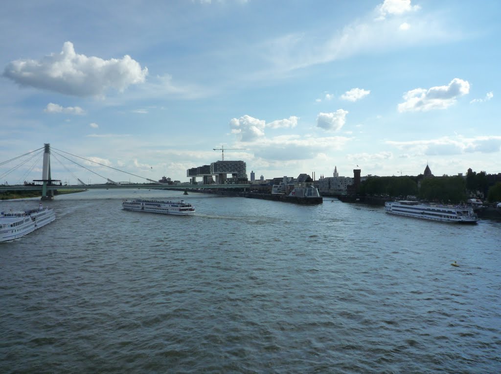 Severinsbrücke und Rheinauhalbinsel mit den 3 Kranhäusern