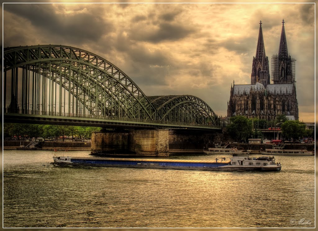 Hohenzollernbrücke (built 1911) und Kölner Dom (built 1248) UNESCO-Weltkulturerbe