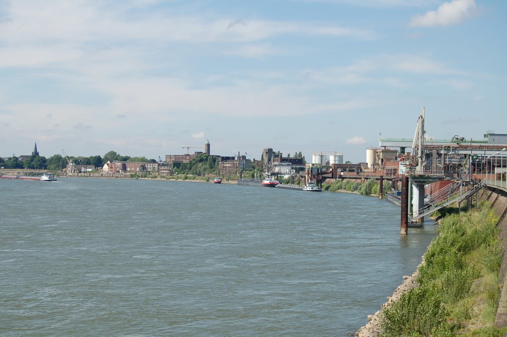 Der Rhein bei Bayer Uerdingen