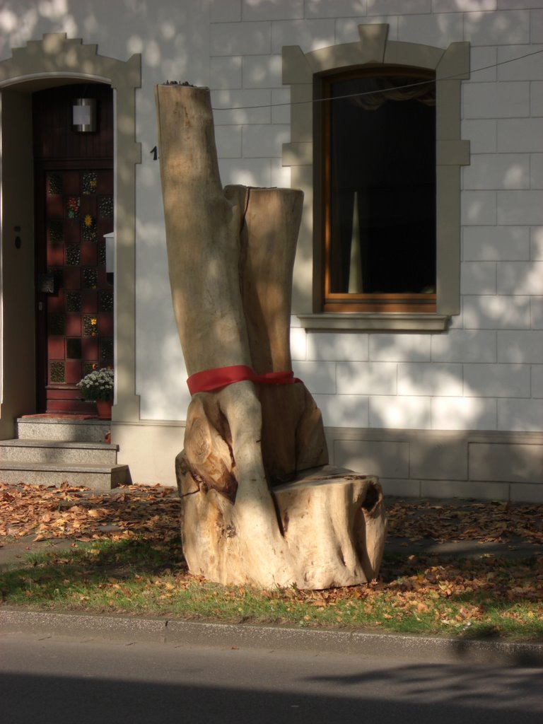 Großer Stuhl vorm Cafe Ambiente, Blick nach N