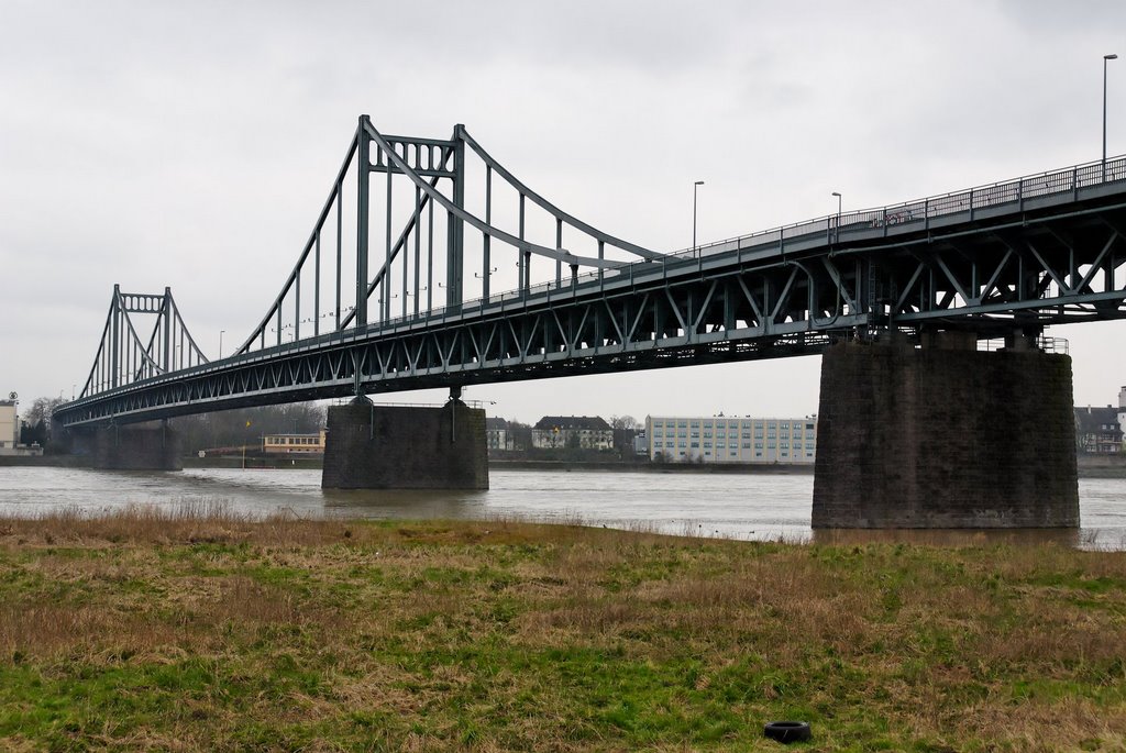 Rheinbrücke - Blick auf Krefeld-Uerdingen