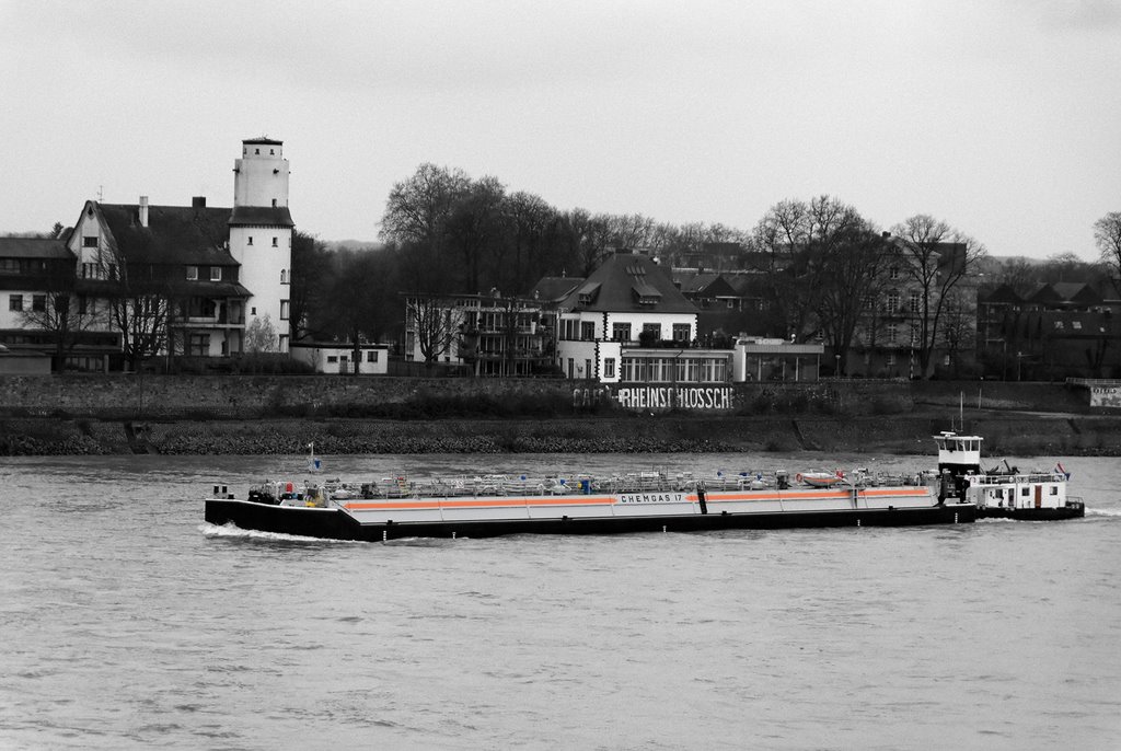 Stromaufwärts auf dem Rhein bei Uerdingen