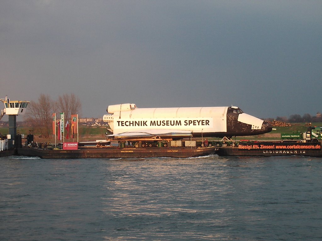Buran auf dem weg ins Museum