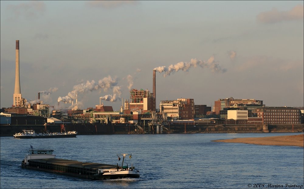 Rhein-Schifffahrt bei Krefeld-Uerdingen