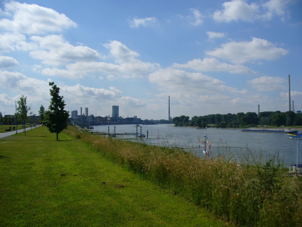Leverkusen/Rhein mit Blick auf das Bayer Werk (1992)