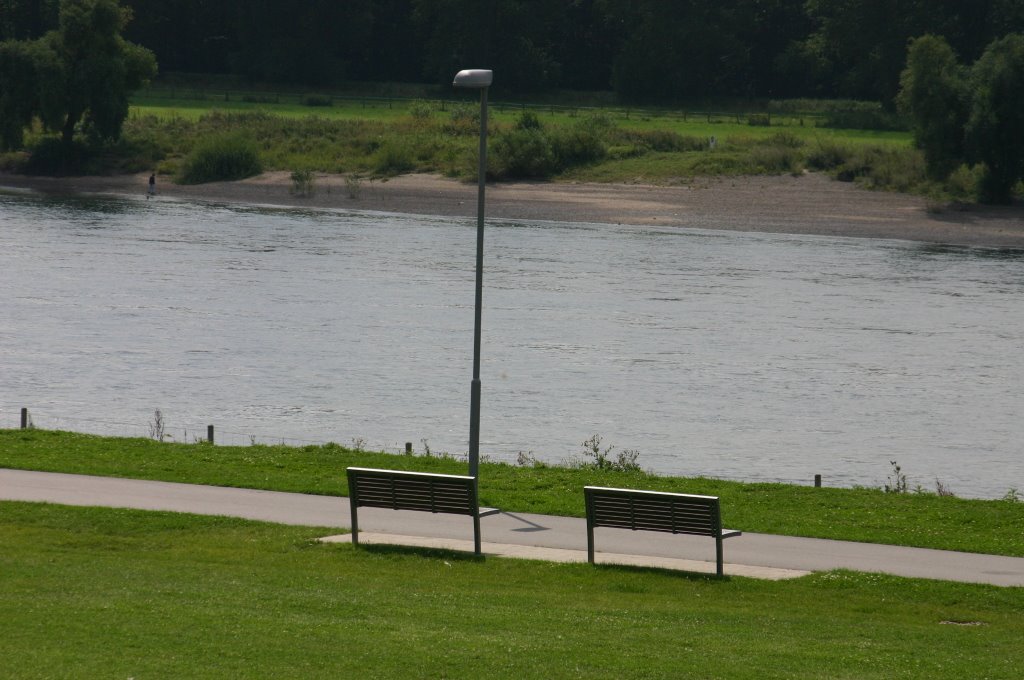 Raststätte am Rheinufer