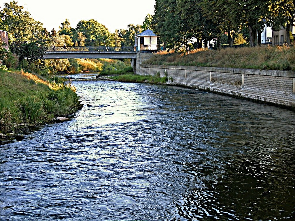 Lippeverlauf in Lippstadt. Blick auf die Straßenbrücke der Bückeburger Str. mit Pegelhaus