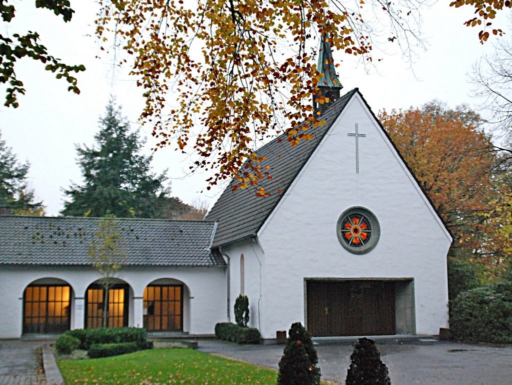 Friedhofskapelle Lippstadt. Durch die Beleuchtung ist die Lippische Rose in der Fassade oberhalb der Tür gut zu erkennen.