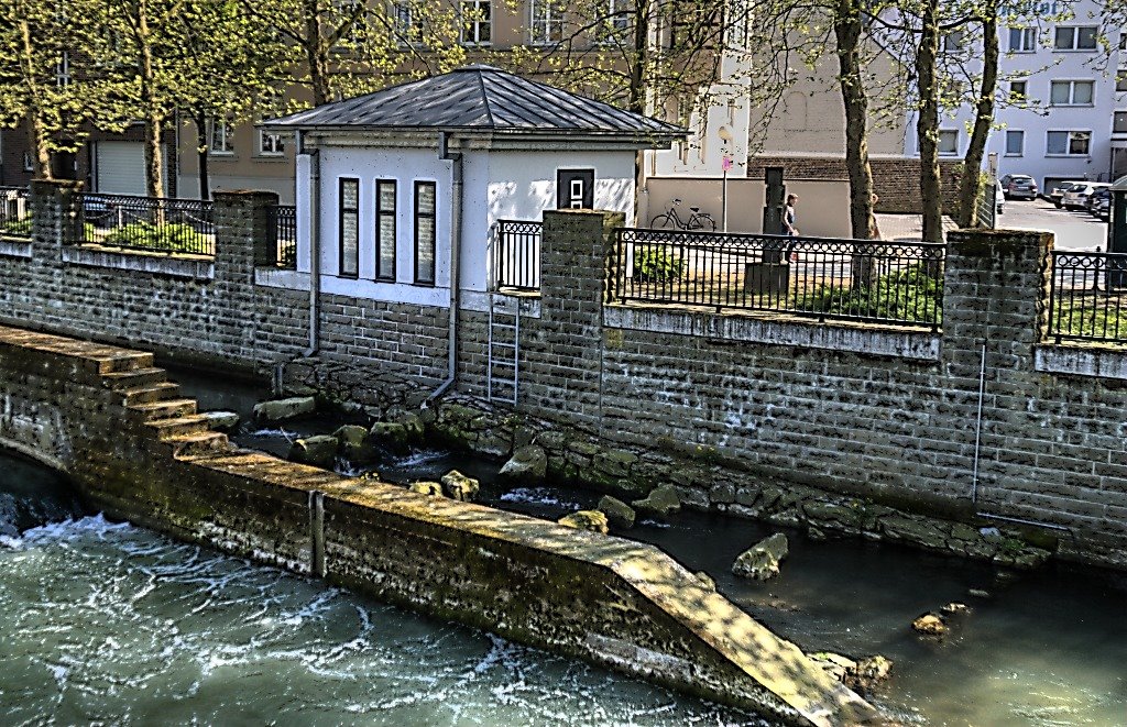 Pegelgebäude mit Fischtreppe