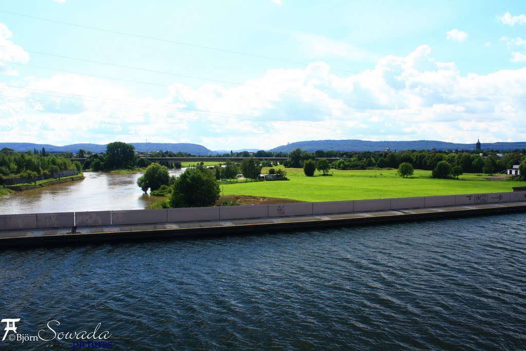 Blick über den Mittellandkanal und die Weser, dahinter Minden (Westf.)