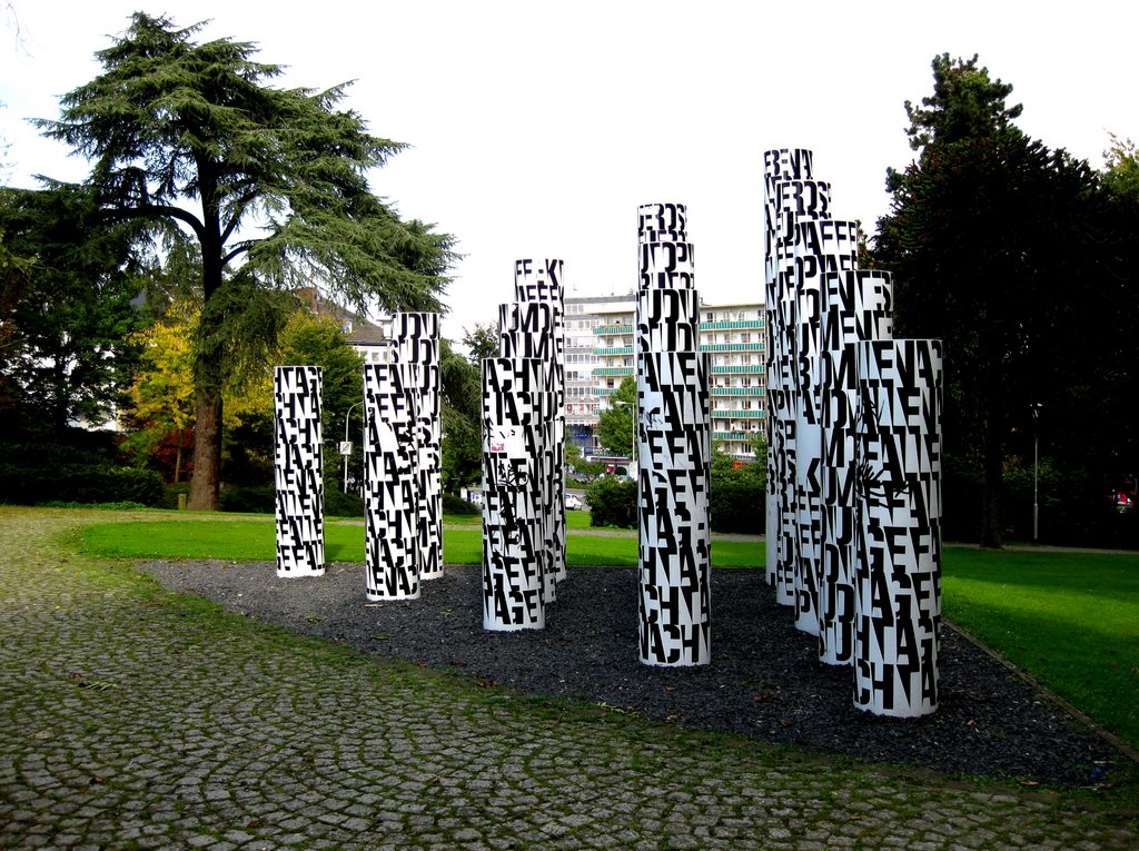 Skulptur "Lesewald" (2004, von Ferdinand Kriwet) im Hans-Jonas-Park (2008)