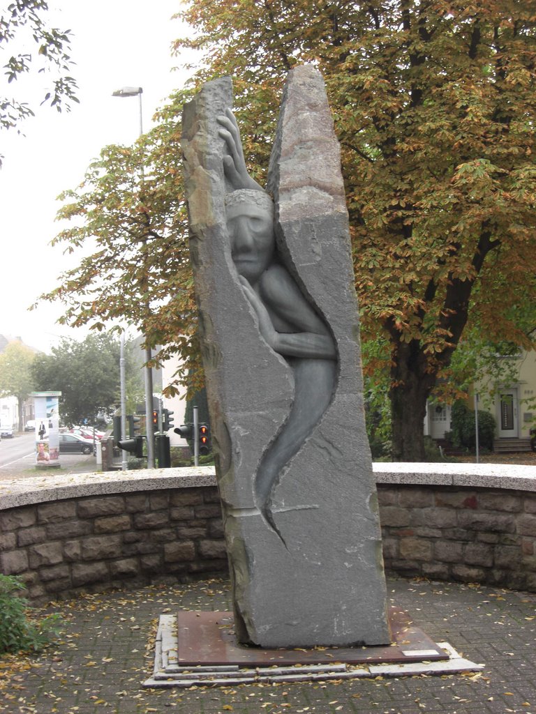 Der Mensch in der Klemme (vor der Elisabethkirche), Originaltitel: "Wiedergeburt" von Bernhard Petz aus dem Jahre 2006