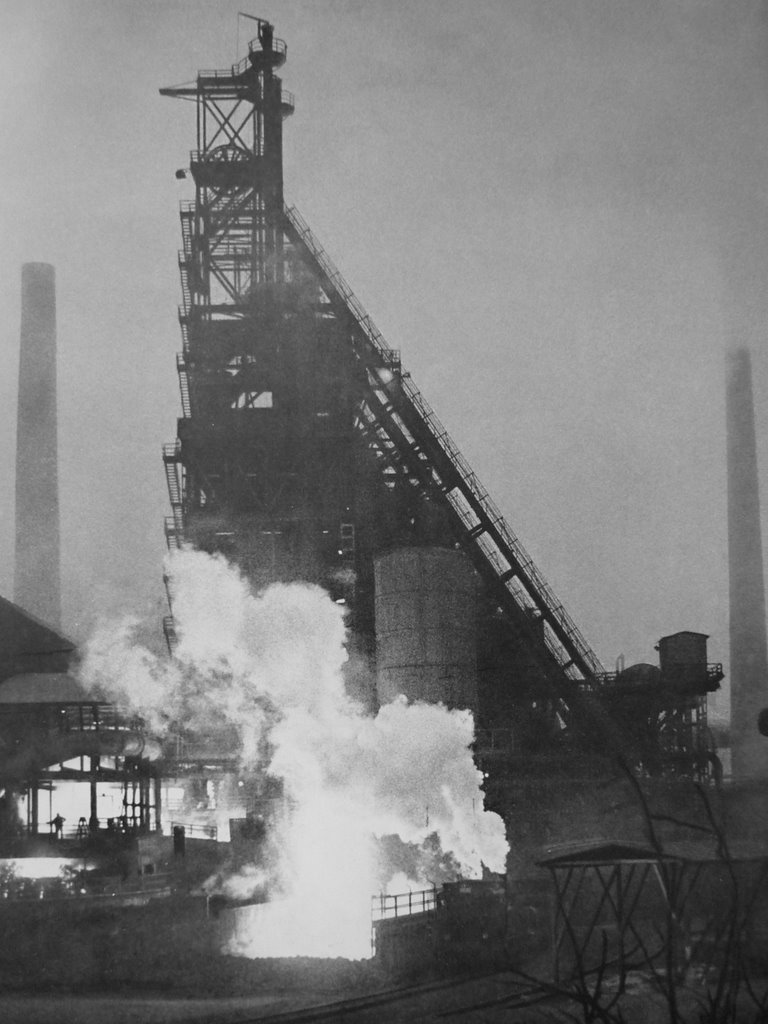 Ein Hochofen der Gutehoffnungshütte mit Gießhalle - 1963