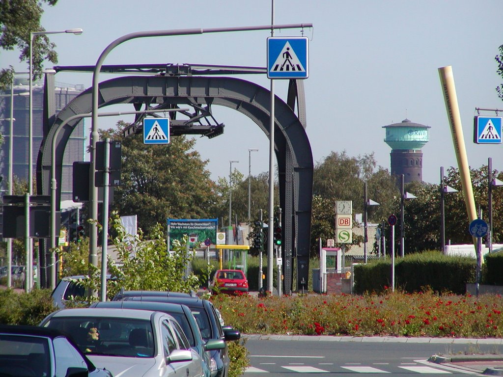 Von links: Gasometer - 10m Original Wuppertaler Schwebebahn - Wasserturm