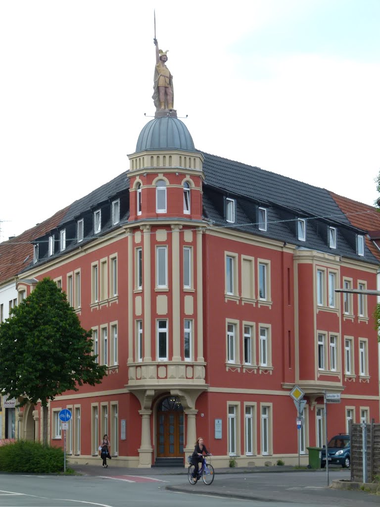 In Paderborn gibt`s auch ein Hermannsdenkmal (eine Nachahmung des Originals in Detmold)
