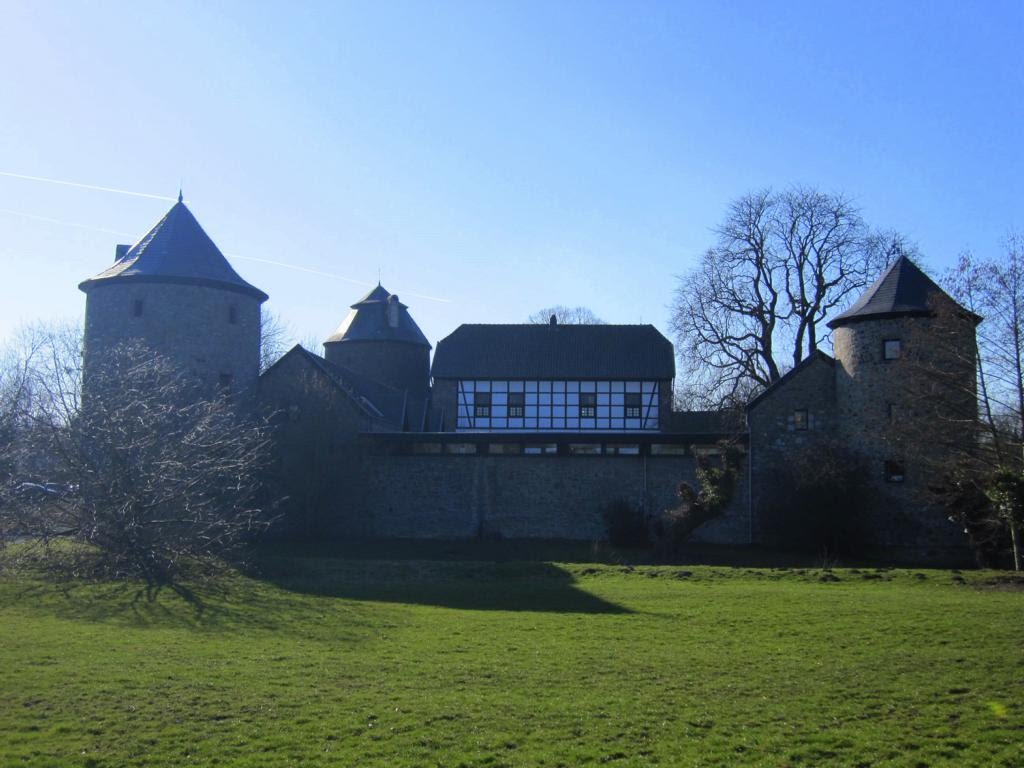 Wasserburg "Haus im Haus" in Ratingen