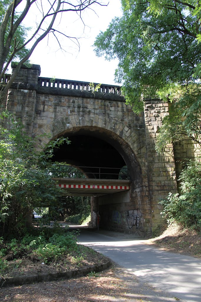 Eisenbahn-Brücke in verschiedenen Ebenen, von unten betrachtet