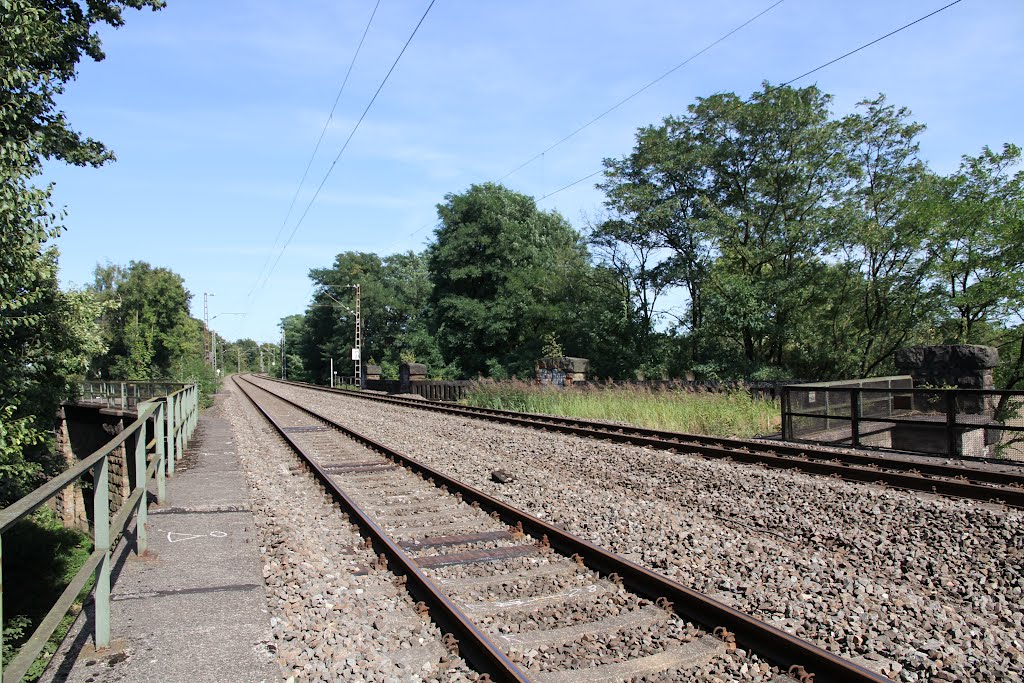 Eisenbahn-Brücke in verschiedenen Ebenen, von oben betrachtet