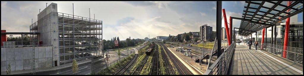 Da isser nun. Der neue Remscheider Hauptbahnhof mit Parkhaus, Bahnsteig in zwei Richtungen, überdachter Überführung, der Geleise und neuem Bahnhofsgebäude... Alles in allem sehr modern gehalten.