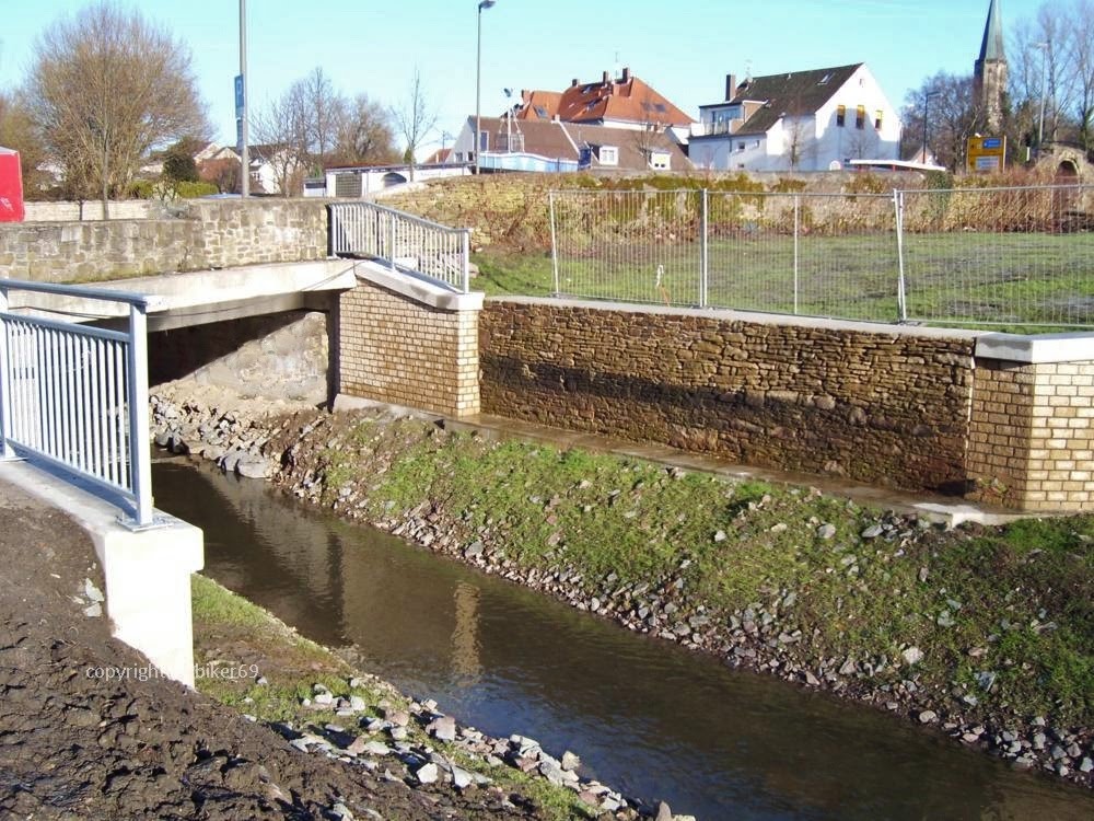 Restaurierte historische Mauer, wiederentdeckt bei der renaturierung der Emscher