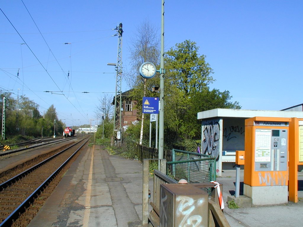 Bahnhof Aplerbeck Mitte mit altem Stellwerk, aufgenommen April 2000