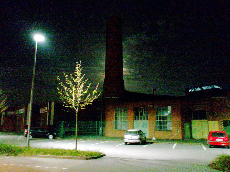 Parkplatz und Mondlicht