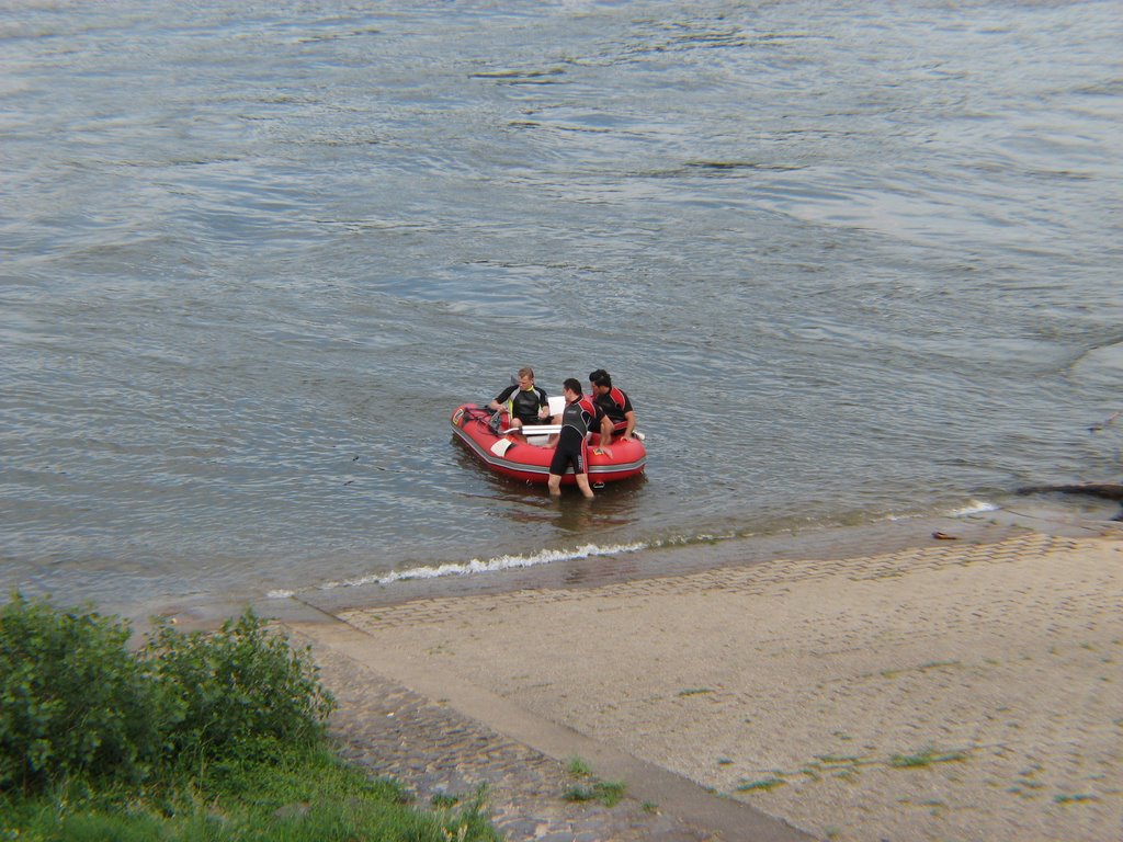 Boot legt an in Widdig