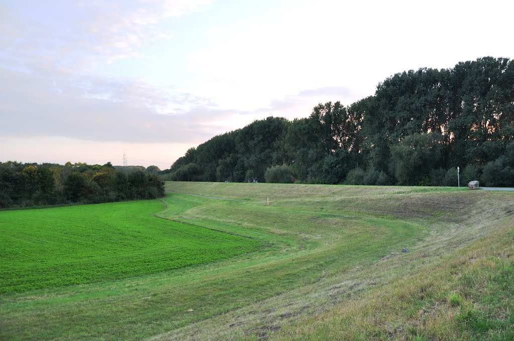View from the cemetery Niederkassel / Rhine towards "Mondorf". Photographed in September 2012. Auf dem Rheindamm Niederkassel. Blick in Richtung Mondorf / Rhein. Abgelichtet im September 2012