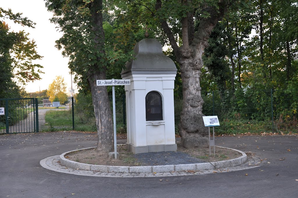 "Saint Josephs Place" in Niederkassel / Rhine. Photographed in September 2012. Niederkassel / Grenze zu Degussa Werk. Abgelichtet im September 2012