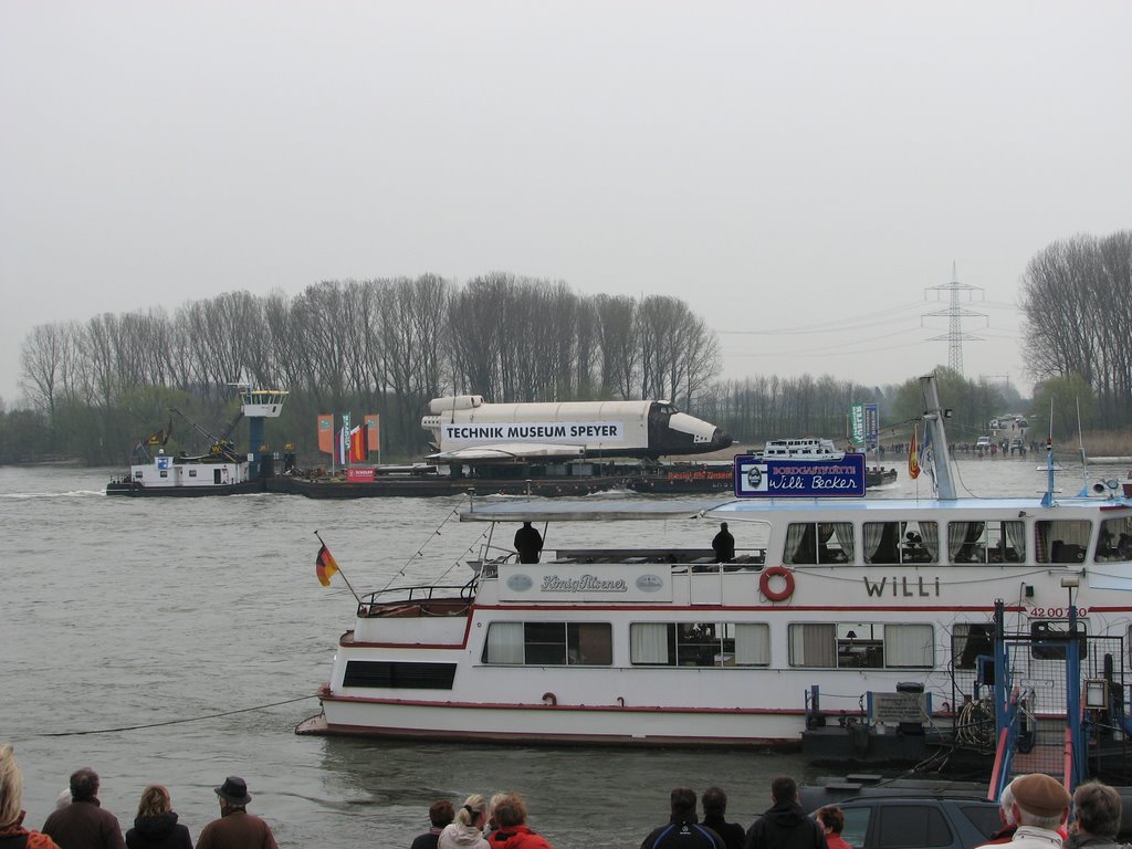 Buran in Höhe Widdig am Willi vorbei