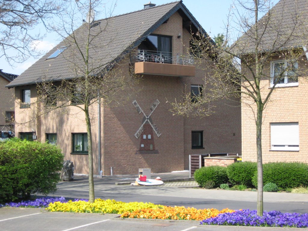 Haus mit Mühlenrelief