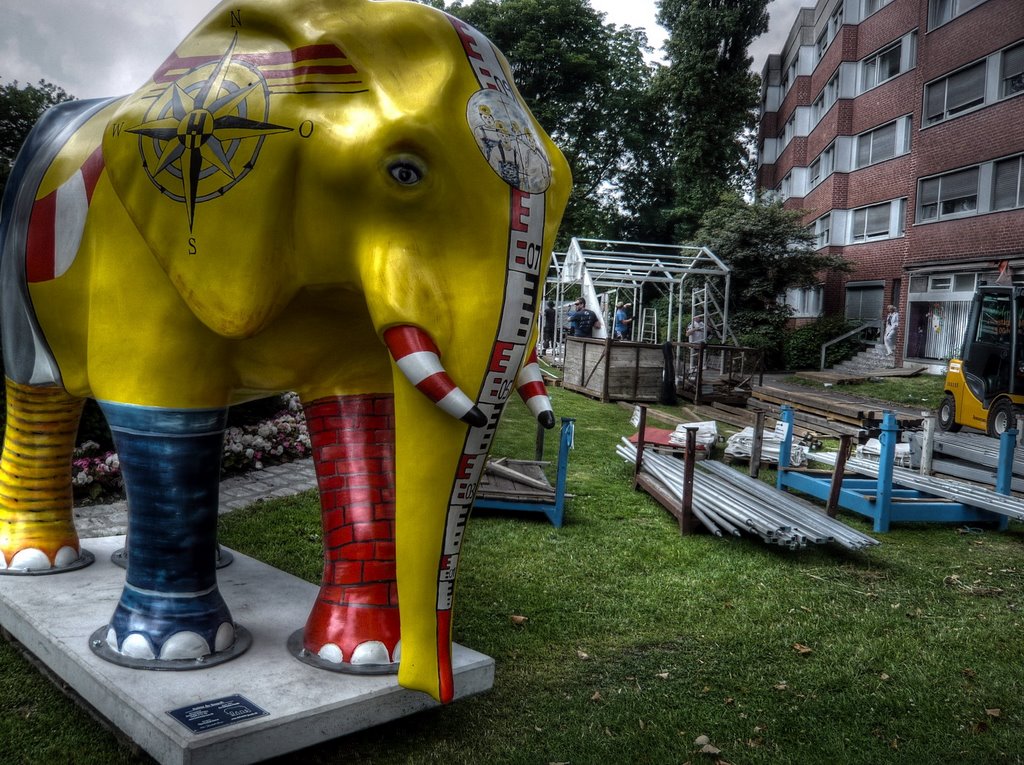Auf ner schönen grünen Wiese, liegt ein großer grauer Berg, streckt die Beine in den Himmel, neben ihm, da steht ein Zwerg. Nein, der Zwerg, das ist ja Otto - und der Berg ein Elefant. Und er ist freundlich und kann sprechen und ist überall bekannt und wi