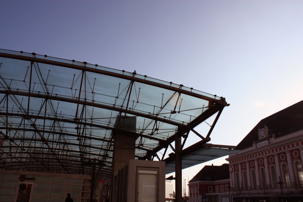 Re. der Hauptbahnhof Hamm (Westfalen) und der neue Busbahnhof und Information