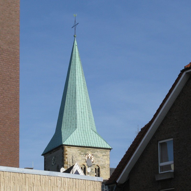 Ensemble mit Kirchturm