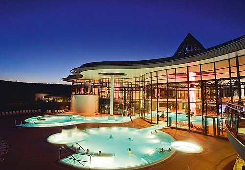 Nachtansicht  des Aussenbereichs der KissalisTherme in Bad Kissingen