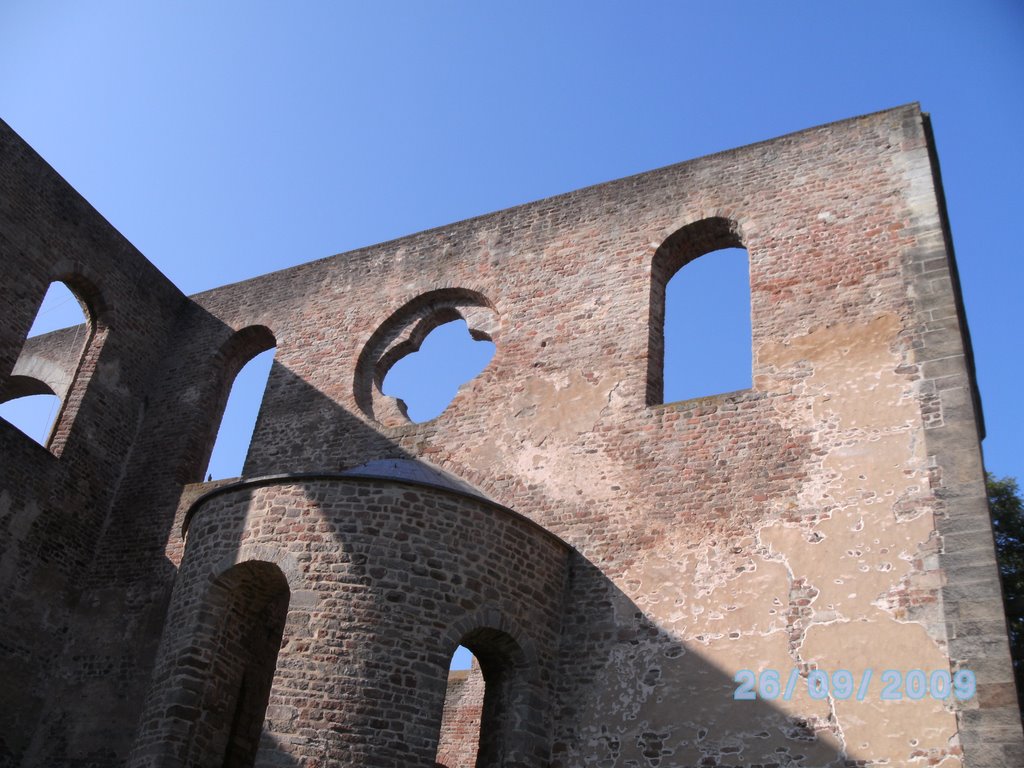 Bad Hersfeld; Stiftsruine; Fenster-Impressionen vor blauem Himmel