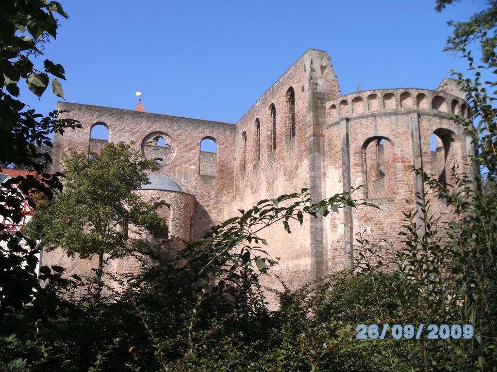 Stiftsruine vor blauem Herbsthimmel